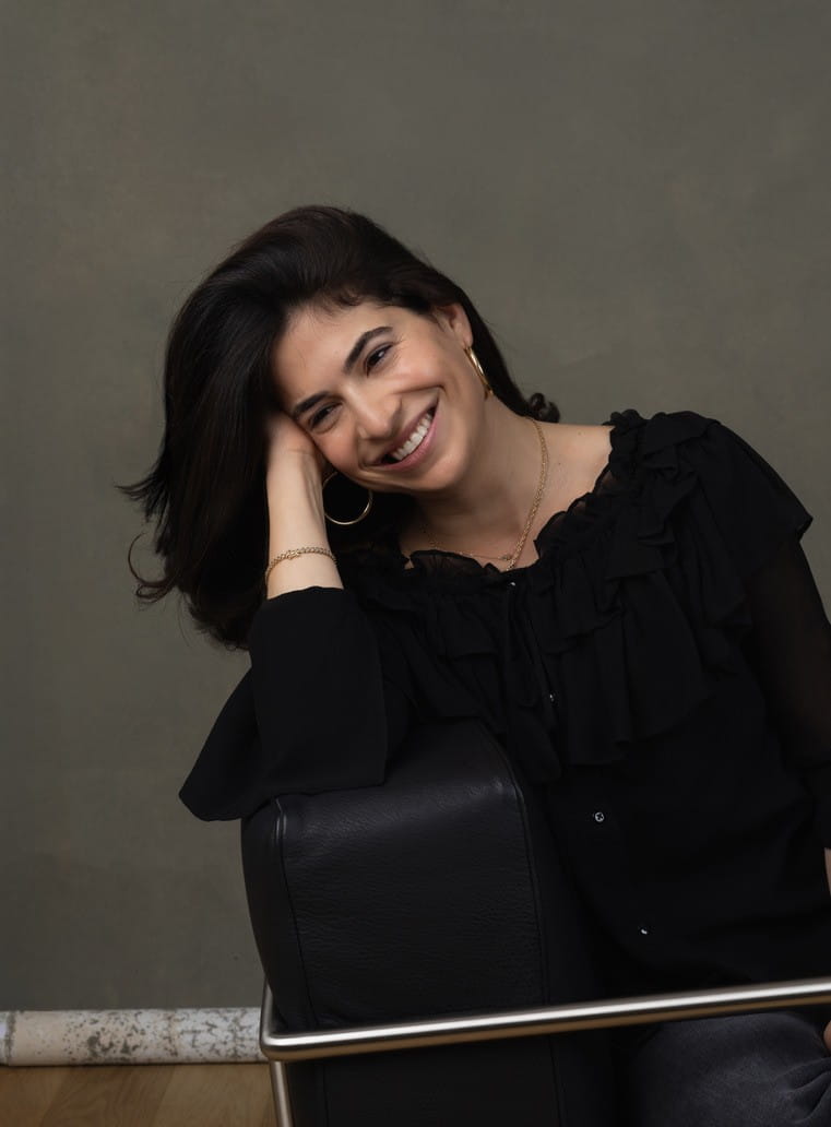 Robby Spring souriant, la main dans les cheveux.