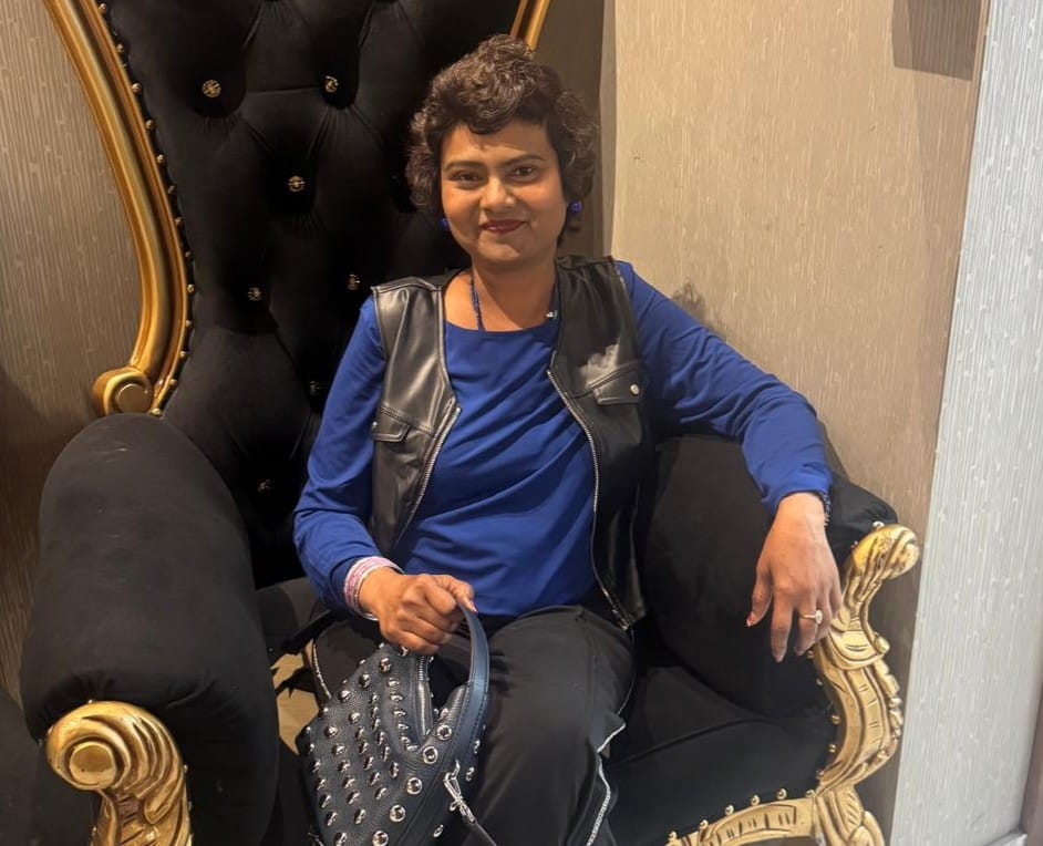 Yasmeen assise sur un fauteuil.