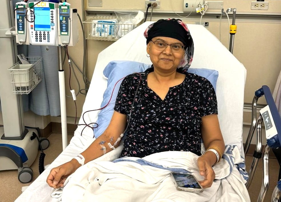 Yasmeen allongée sur un lit d’hôpital, reliée à un appareil.