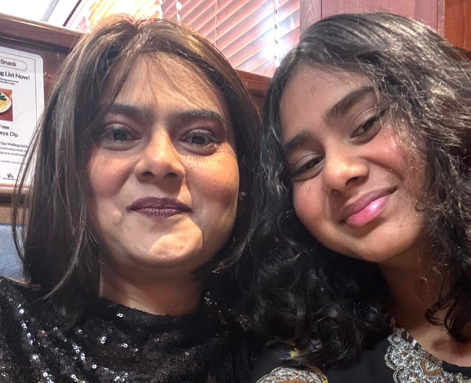 Yasmeen posant avec sa fille.
