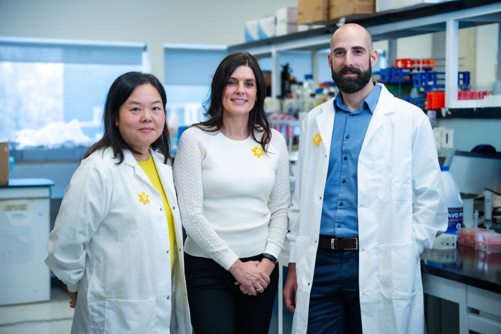 (de gauche à droite) Lee-Hwa Tai, Ph. D., Julie Carignan et Mathieu Quesnel-Vallières, Ph. D., debout dans un laboratoire.