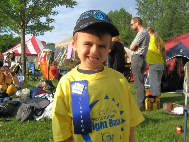 Aidan prend la pose lors d’un événement du Relais pour la vie.