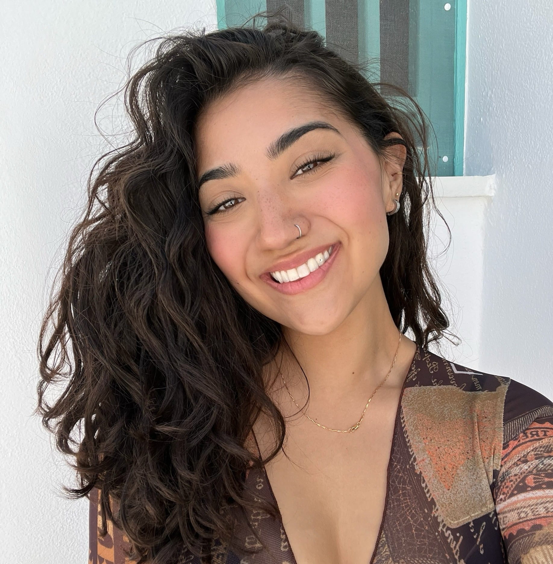 Caitlin sourit en prenant un égoportrait.