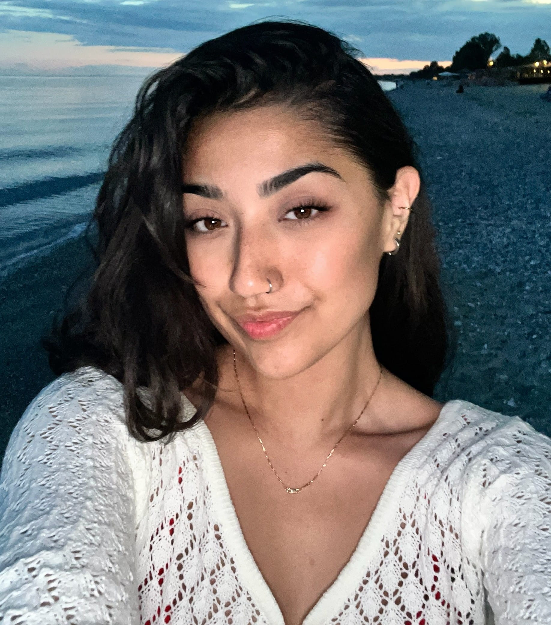 Caitlin prend un égoportrait sur la plage.