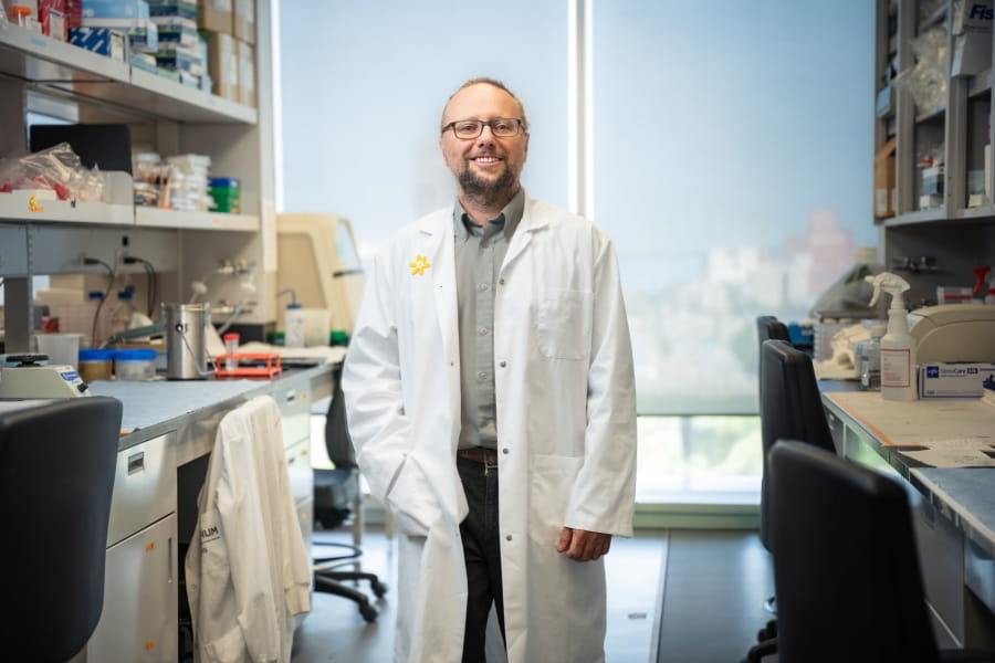 Chercheur Francis Rodier, Ph. D, debout dans son laboratoire de recherche.