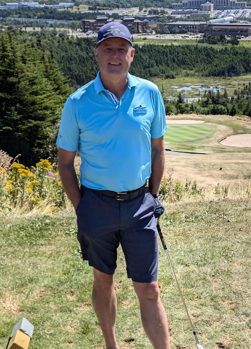 Wylie prend la pose sur un terrain de golf. 