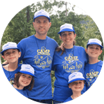 Katrina Batey, son mari et leurs quatre enfants portant des casquettes et des t-shirts bleus assortis