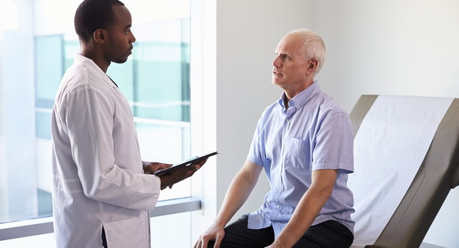 Un médecin en compagnie d’un patient dans une salle d’examen