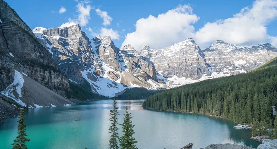 Panorama du lac Moraine, dans le parc national Banff