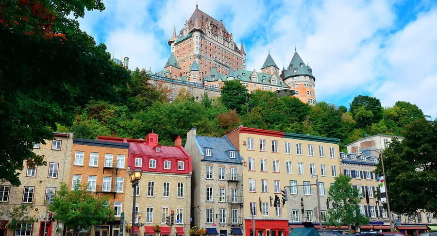 Le Château Frontenac en plein jour, surplombant le Vieux-Québec