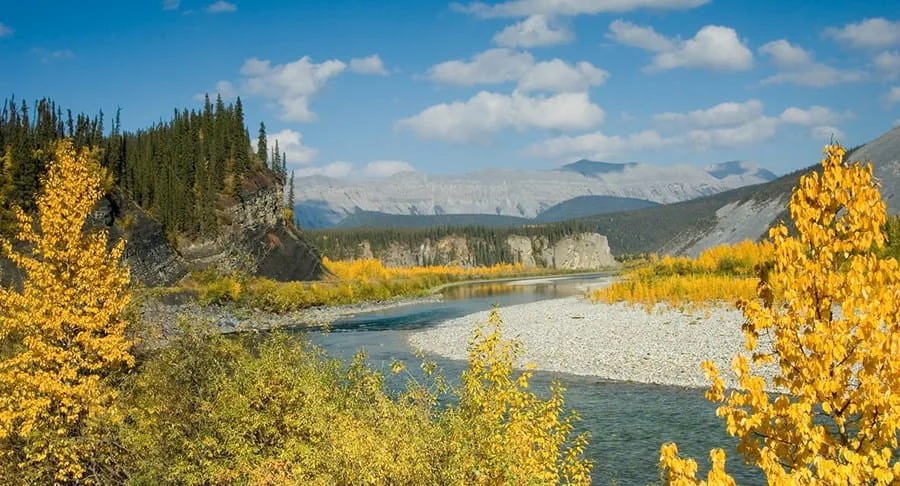 Panorama de la rivière et des monts Ogilvie, Yukon