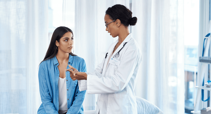 Un médecin qui répond aux questions d’une patiente