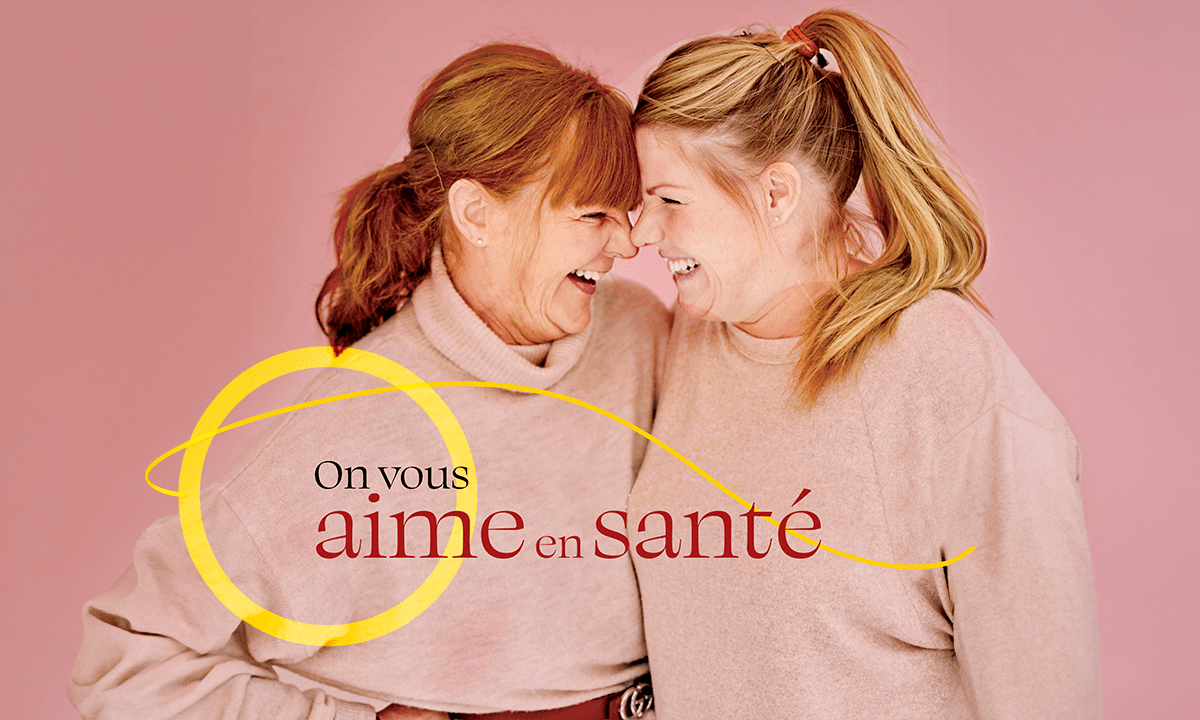 Deux femmes se tenant près l'une de l'autre et penchant la tête l'une vers l'autre avec les mots « vous aime en santé »