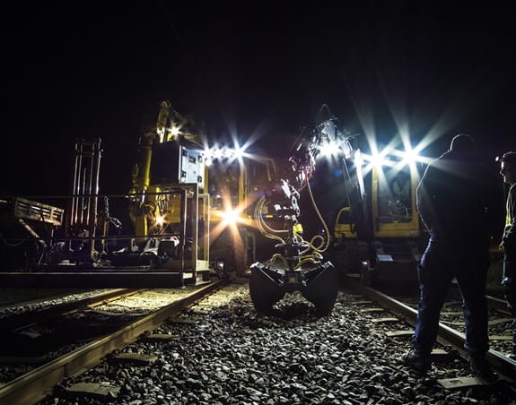 Travailleurs de nuit sur une voie ferrée