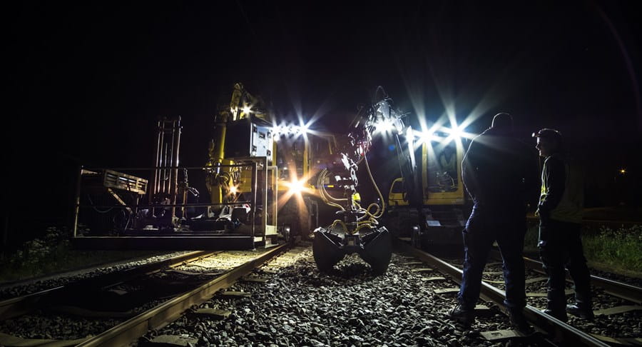 Travailleurs de nuit sur une voie ferrée