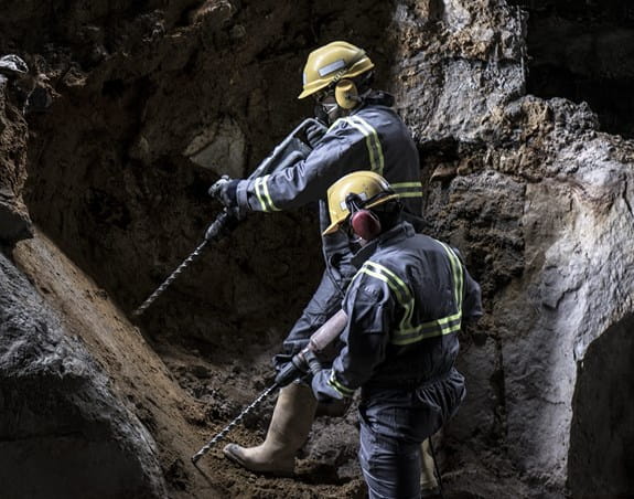 Travailleurs exécutant des travaux de forage dans une mine