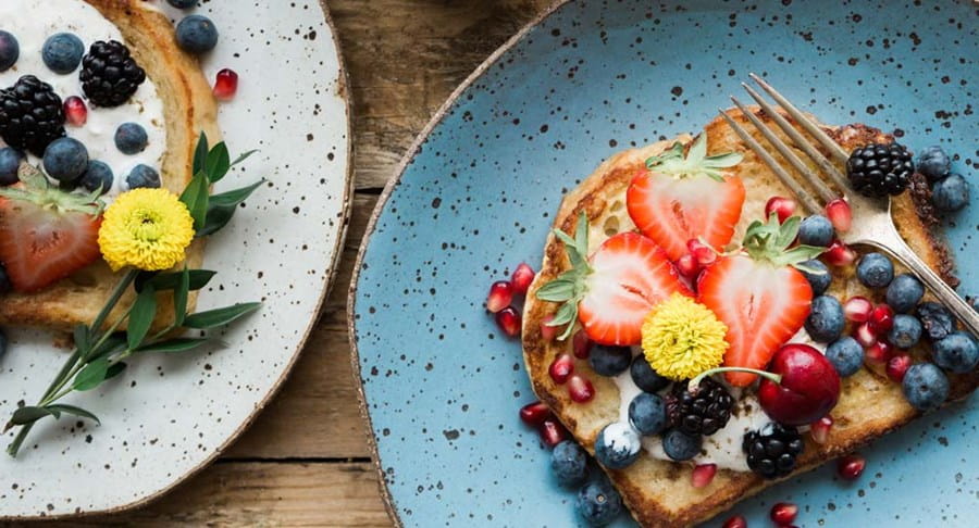 Pain grillé avec yogourt et petits fruits