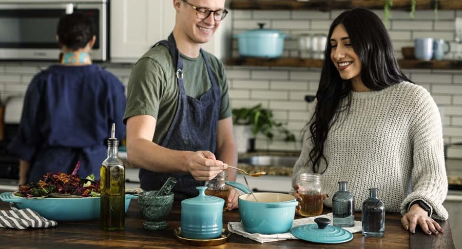 Des personnes en train de préparer de la nourriture dans une cuisine