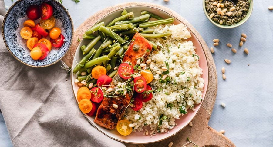 Assiette-repas composée de saumon, de légumes et de fruits, et de grains