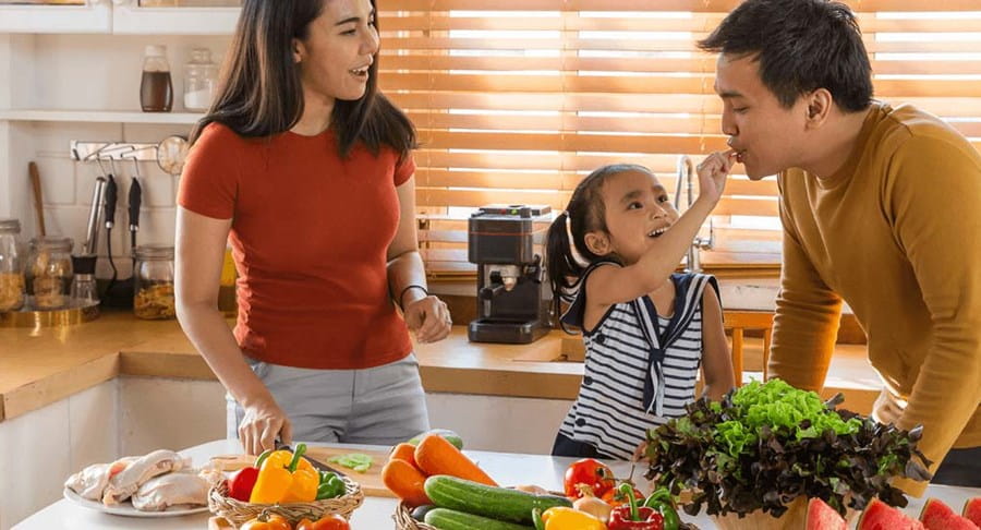 Une famille en train de préparer un repas dans la cuisine