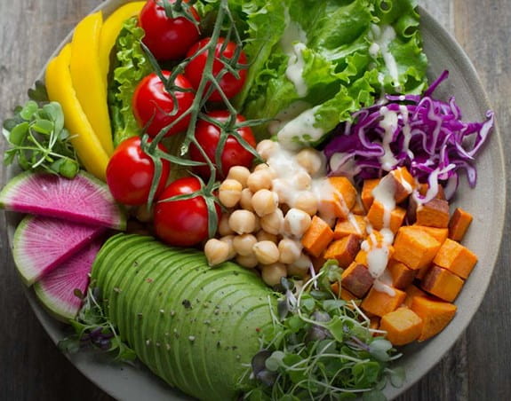 Assiette de légumes et de fruits colorés 