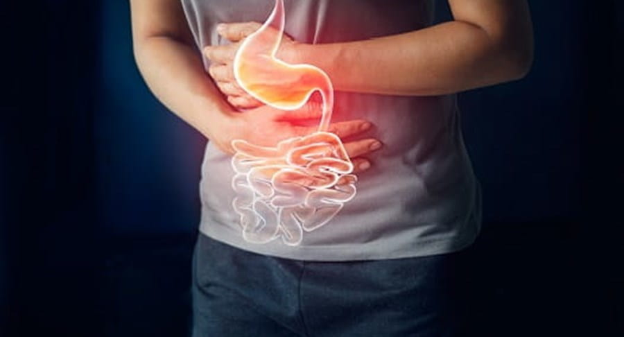 Une personne se tenant le ventre à cause de la douleur