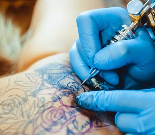 Une personne se faisant tatouer