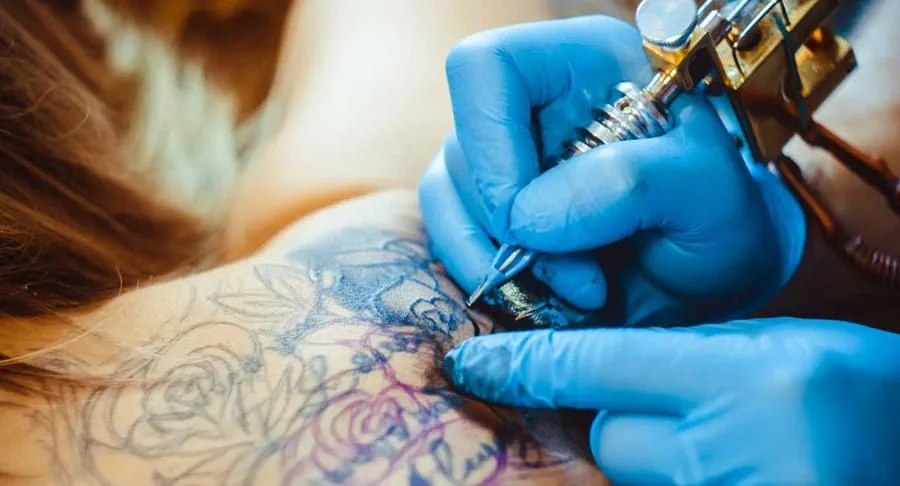 Une personne se faisant tatouer