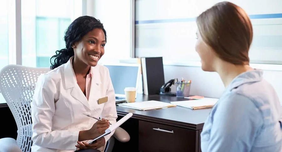 Une patiente qui parle à un médecin