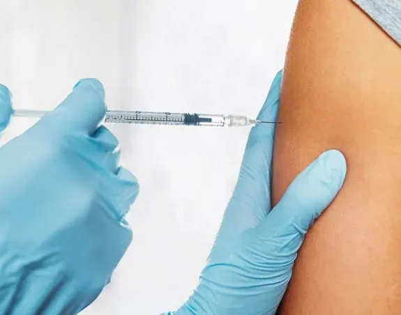 Une personne se faisant vacciner dans le bras