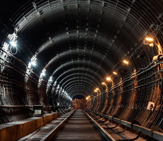 Tunnel de métro souterrain éclairé par des lumières