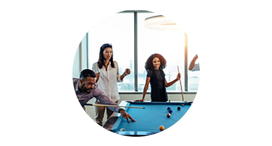 Groupe de personnes jouant au billard ensemble