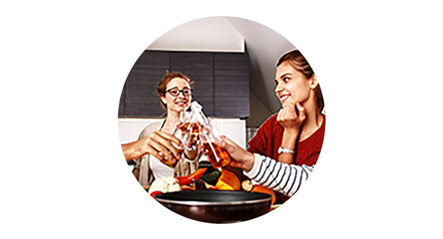 Groupe de personnes en train de prendre un verre