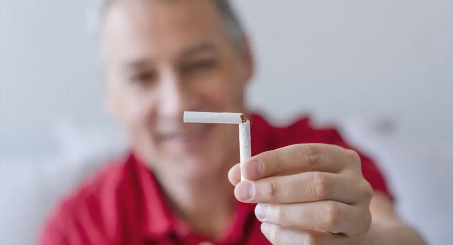 Une personne tenant une cigarette cassée