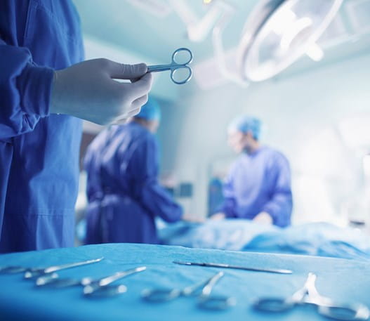 Médecins en train de faire une chirurgie dans une salle d'opération à l’hôpital