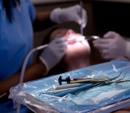 Un patient lors d'un examen dentaire