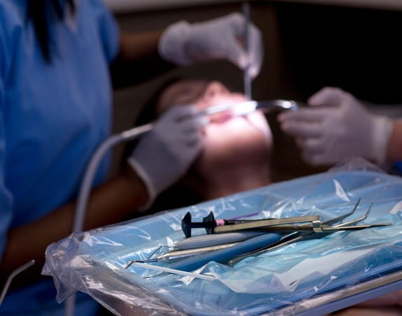 Un patient lors d'un examen dentaire
