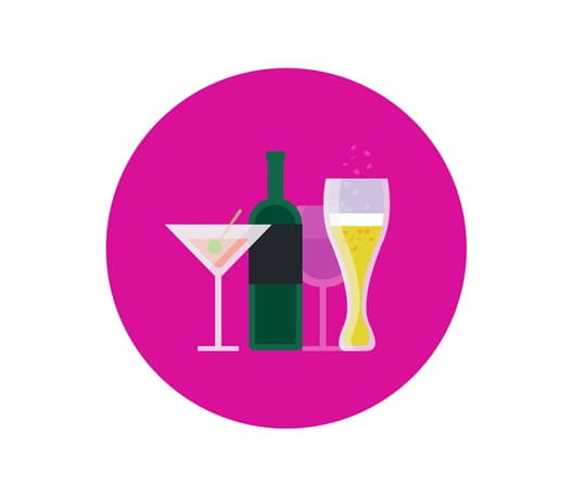 Une bouteille de vin et des verres de différents types d’alcool