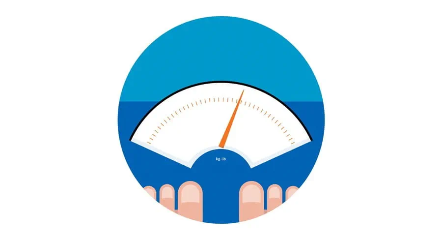 Deux pieds debout sur un pèse-personne