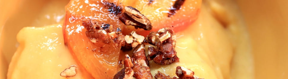 Pêches grillées et yogourt glacé à la vanille et aux pêches | Société ... Pêches grillées et yogourt glacé à la vanille et aux pêches | Société ...