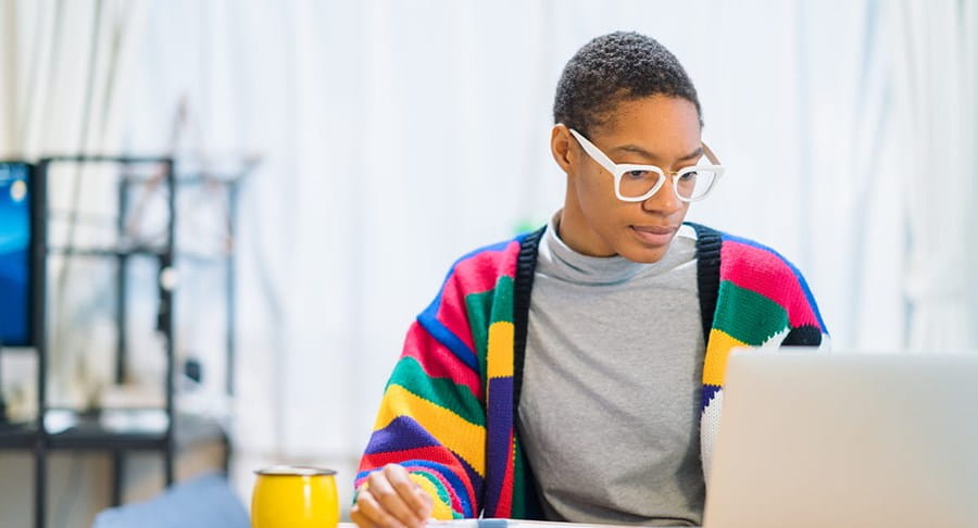 Une femme assise devant son ordinateur portable