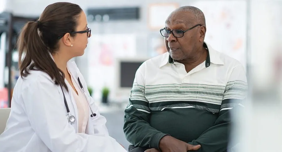 Patient consultant son médecin au sujet du test de l’APS
