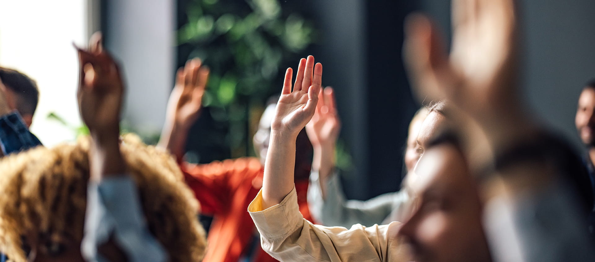 Des personnes lèvent la main lors d'une réunion ou d'une discussion de groupe
