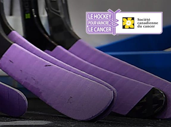 Les logos du Hockey pour vaincre le cancer et de la Société canadienne du cancer, à côté de 13 bâtons de hockey enrobés de ruban lilas
