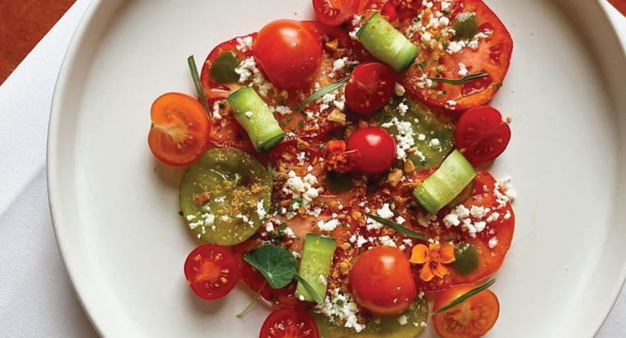 Salade de tomates aux concombres, amandes grillées, ricotta au citron et chermoula