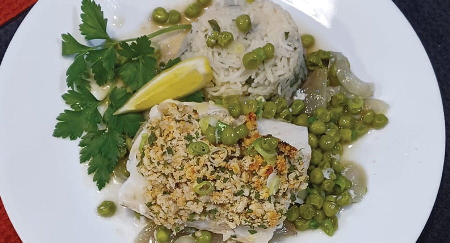 Morue en croûte de chapelure au four avec riz et petits pois