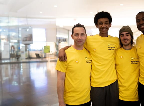 Un groupe de bénévoles de l'association de lutte contre le cancer portant des t-shirts jaunes