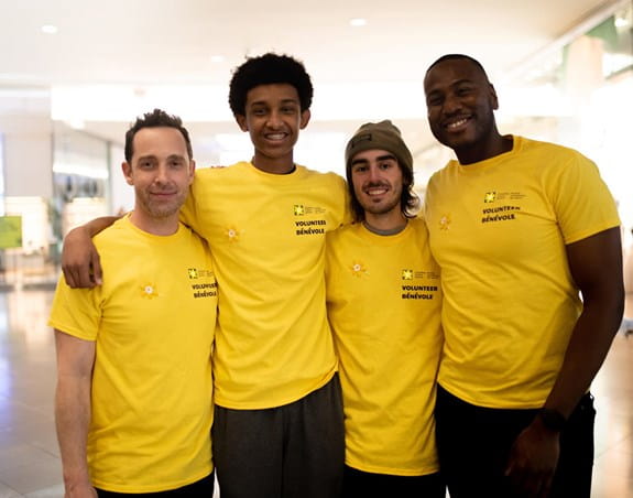 Un groupe de bénévoles de l'association de lutte contre le cancer portant des t-shirts jaunes