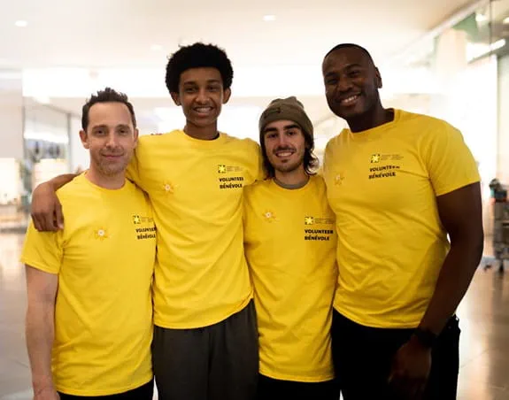 Un groupe de bénévoles de l'association de lutte contre le cancer portant des t-shirts jaunes