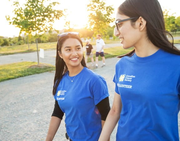 Deux jeunes femmes bénévoles marchent